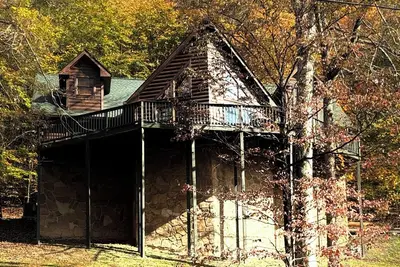 Image de New! Chl Treehouse, Cozy 3-bedroom Log Cabin, 5 minutes to Center Hill Marina