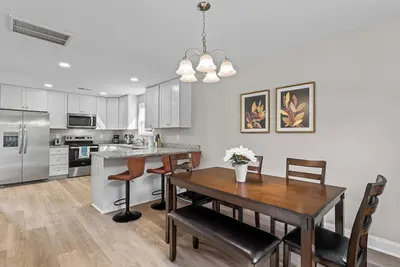 Image de The Alder ~ Stylish 3 Bed Near Dt on Quiet Street