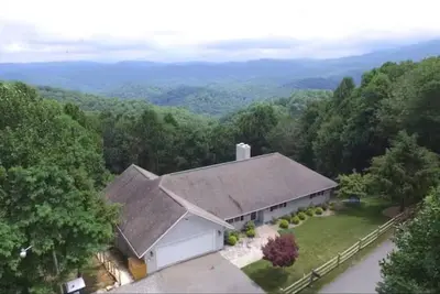 Image de New - Sleeps 25, Beautiful Mtn. Views, Sunrises, Game Room