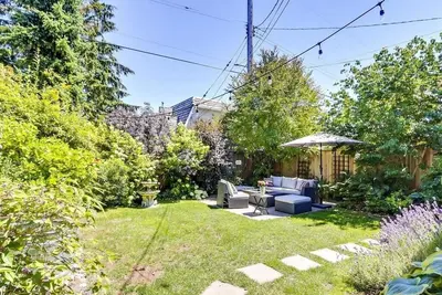 Image de Cozy Private 2br Garden Suite in Central Vancouver