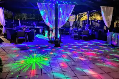 Image de Home Away from Home Private in-home suite, hosts present, perfect for gatherings