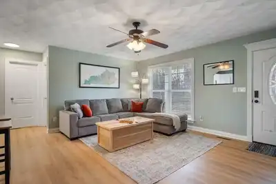 Image de Spacious, Pristine Home w/ Firepit, Bourbon Lounge