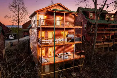 Image de Pool + Theater + Arcade Cabin | 3 King Suites