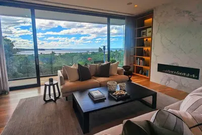 Image de Designer four bedroom residence steps from Shelly Beach