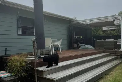 Image de Cosy Whiritoa Beach Bach. Big Deck, 1-Min Walk to Sand & close to Whangamatā