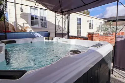 Image de Lodge, pet friendly, country holiday cottage, with hot tub in Talacre