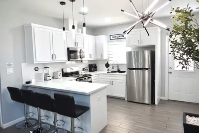 Image de Pet Friendly Gated Modern 2-Bedroom Apartment- Smart TVs, Fast WiFi, Peaceful