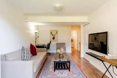 Image de Peaceful North Vancouver suite with easy access to the city and nature.