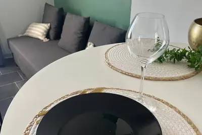 Image de Charmant F2 rénové entièrement à une minute de l’autoroute et centre commercial