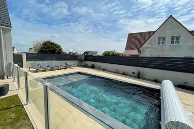 Image de Belle maison avec jardin, piscine et vue mer