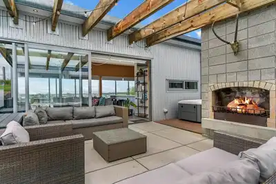 Image de Sea Anchorage - This modern, well-designed beach house will cater to all your needs for a relaxing holiday in the beautiful Mangawhai area. Enjoy the great entertaining spaces after a day at the beach or enjoying one of the many activities there are