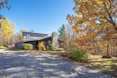 Image de Apres Easy | Hot Tub & Bar | 10 Min to Mount Snow!