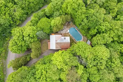 Image de Chalet moderne avec piscine creusée privée