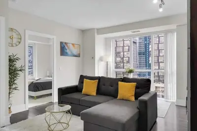 Image de Enjoyable 3-bedroom hotel with Ac in vibrant Toronto