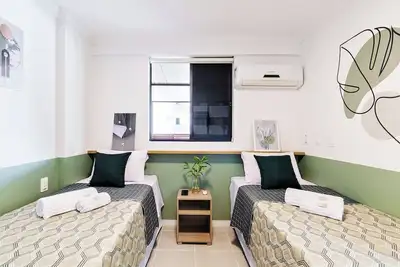 Image de Spacious apartment with a large balcony, just steps from the beach and shopping centers.