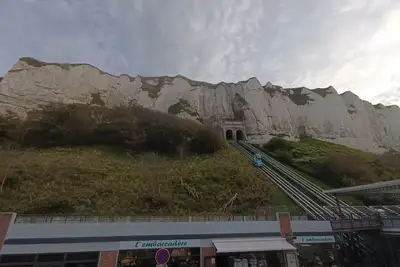 Image de L'échappée belle face aux falaises