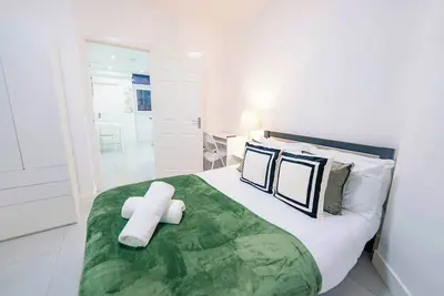 Image de Stylish 1br Ground Level with Private Patio Garden