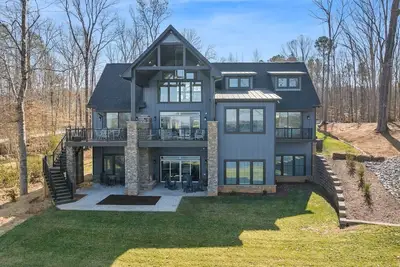Image de Luxury lakefront retreat- Spacious 6-bedroom house on Lake Gaston, Nc
