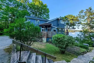 Image de Serene waterfront home w/ a dock, large deck & amazing views!