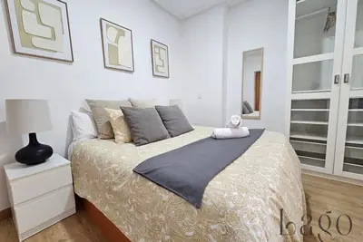 Image de Spacious apartment for groups with WiFi & A/C