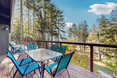 Image de Updated coastal home w/ocean views, gas grill, private deck-surrounded by forest