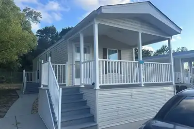 Image de Cozy 1-bedroom park model in lovely Hudson with pool & gym. Max 2 dogs welcomed