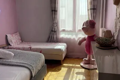 Image de Large Apartment for 7 + Free Parking, Close to Metro