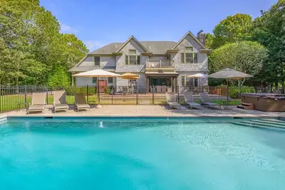 Image de Luxurious Quogue Estate with Pool, Tennis, and Resort-Style Grounds Perfect. . .