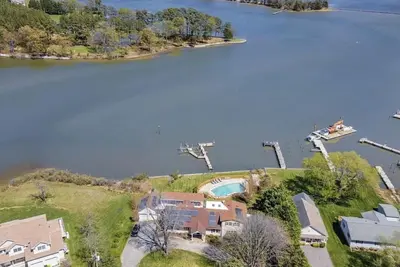 Image de Waterfront Escape with Pool Nature Lover Paradise