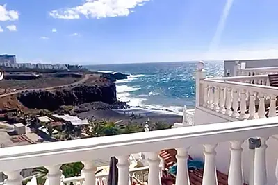 Image de Spacieux appartement moderne en front de mer (à 20m) avec terrasse & piscine
