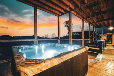 Image de New Luxury Design, 5mi to Parkway, Sauna, Hot Tub!