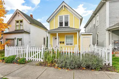 Image de Sunshine Cottage w/ Bay-View Deck & 3 Kings Just Steps From Downtown!