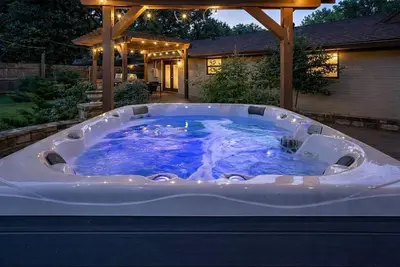 Image de Walk to Ou Stadium • Hot Tub Backyard Retreat • Sleeps 8