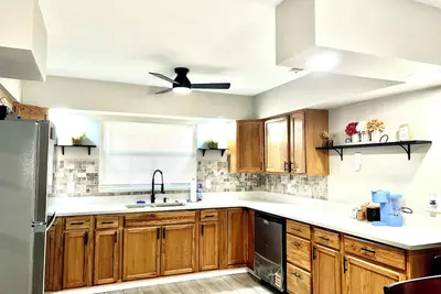 Image de Newly remodeled spacious home with game room near downtown Inverness.