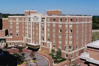 Image de Deluxe 2-bedroom condo in Alexandria -Just Steps from the Metro and Amtrak