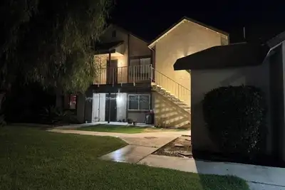 Image de Charming 2-bedroom upper apartment in a quiet Bakersfield neighborhood with Ac