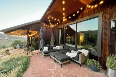 Image de Home with panoramic views on 3. 7 acres offering privacy and peacefulness.