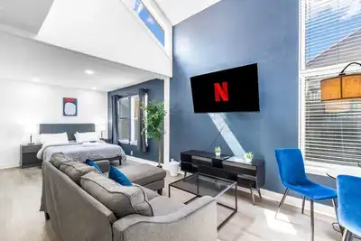 Image de 6 Min to Love Field – Cozy 2br with Parking