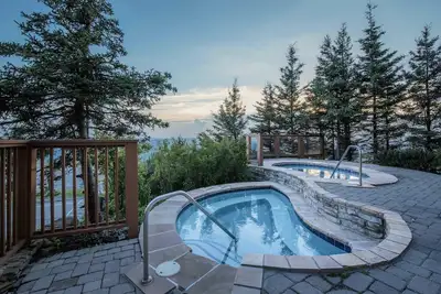 Image de Rl 412+: Winter Glow | Alpine Retreat w/ Fireplace, Hot Tub & Mountain Views