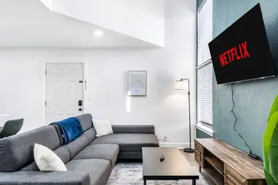 Image de 6 Min to Love Field – Cozy 2br with Parking