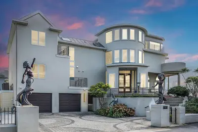 Image de Elegant Waterfront Stay + Bay + Sunset Views