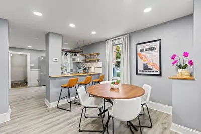 Image de Stylish Home - Walk to Brady St - Sleeps 7 + Pets