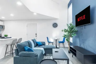 Image de 6 Min to Love Field – Cozy 2br with Parking