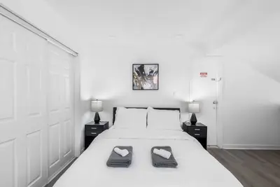 Image de 6 Min to Love Field – Cozy 2br with Parking