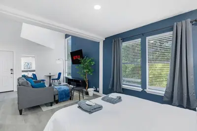 Image de 6 Min to Love Field – Cozy 2br with Parking