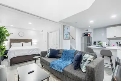 Image de 6 Min to Love Field – Cozy 3br with Parking