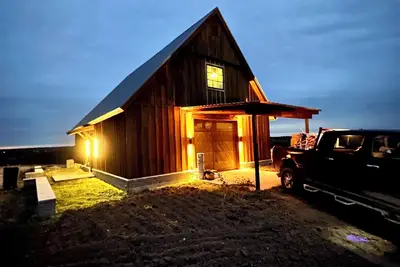 Image de Party Barn w/ 2 loft style BRs. Wide open spaces, Fireplace, large deck. Views!