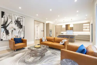 Image de Custom Home in Etobicoke [20 Minutes to Downtown]