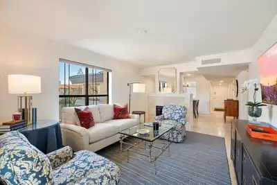 Image de Gated Luxury 2-bedroom Penthouse condo - designer furnished in Biltmore Phoenix.