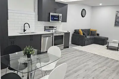 Image de Cozy on Baywater! 15 minutes from Calgary International Airport